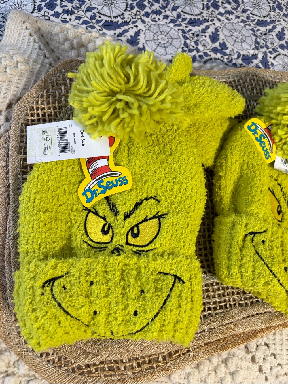 NWT Dr. Seuss Grinch Kids Pom Pom Mittens and Hat Set OSFM I have a total of 4. - Picture 4 of 5